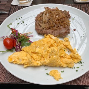 Bistec Encebollado y Omelette