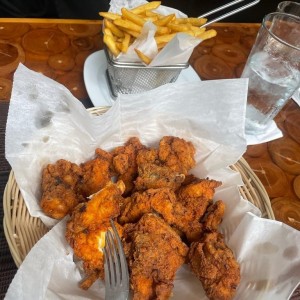 1/2 Pollo Frito En Canasta (Pollo frito troceado con marinado de la casa) con Papas Fritas