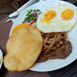 Bistec de res encebollado