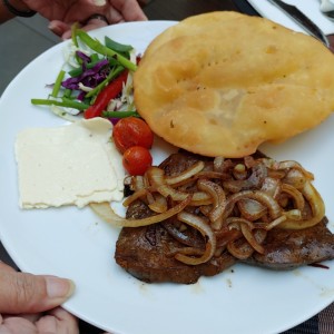 Higado de res encebollado