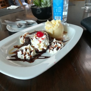 Brownie de nueces y helado