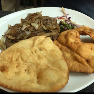 Bistec de res encebollado