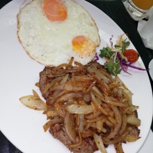 Bistec de res encebollado