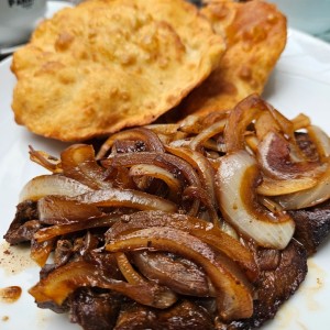 Bistec de higado Encebollado con hojaldre