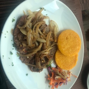 Bistec de res encebollado