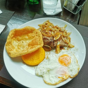 Bistec de Res Encebollado