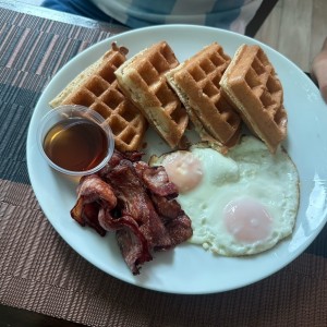 Pancakes y Waffles con tocino y Huevo frito