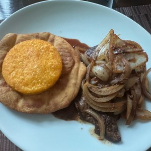 Filete de Higado Encebollado con Hojaldre y Tortilla 