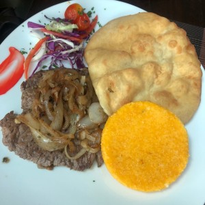 Bistec de res encebollado