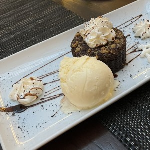 Brownie de nueces y helado