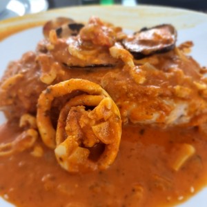 corvina en salsa de mariscos