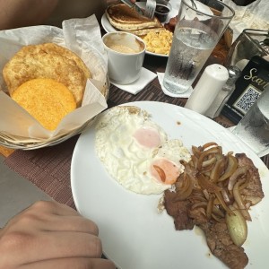 Bistec de Res Encebollado