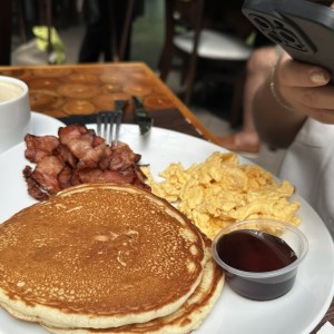 Pancakes y Waffles con tocino y Huevo frito