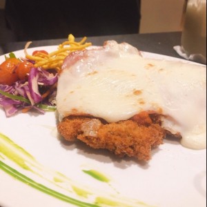 Milanesa de filete de res a la napolitana