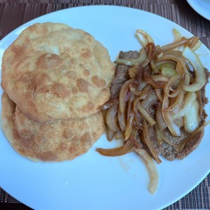 Bistec de res encebollado