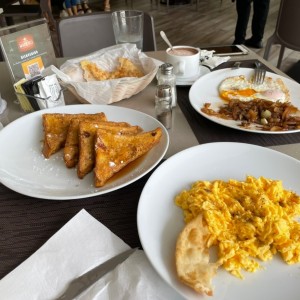 Bistec de res encebollado, tostadas francesas, huevo revuelto