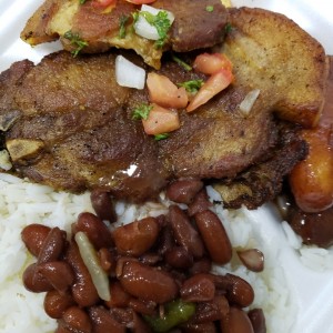 Arroz con poroto, tajada y chuleta con pico de gallo