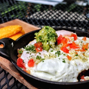 Huevos rancheros con sofrito de Guandu, salchicha y tortilla