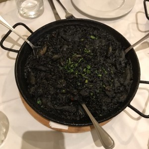 Paella de calamar con camarones en tinta de calamar