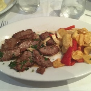 Corte de Carne con Papas rellenas