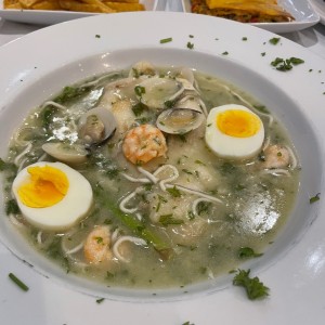 Mero en salsa verde con mariscos 