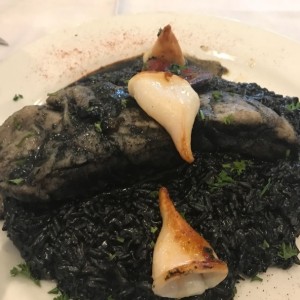 Pescado Mero con risotto de tinta de calamar