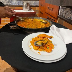 Paella mixto de mariscos y carnes