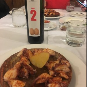 pulpo a la gallega y vino 2 huevos