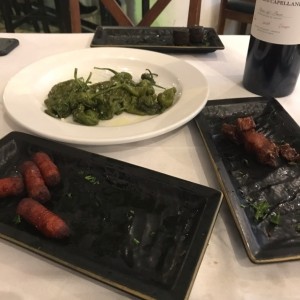 pimientos de padron, chistorras y torrezno