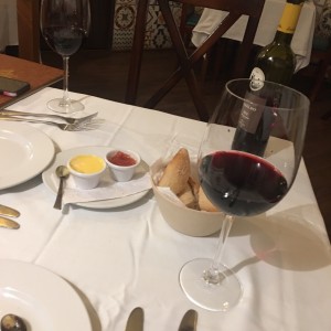 pan de la casa/ vino de la casa 