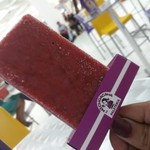 paleta de fresa rellena con leche condensada