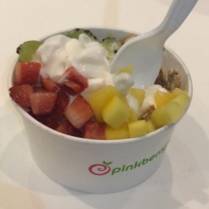 pink berry original con toppings de frutas