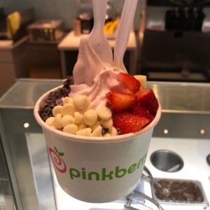 Yogurt Mediano con Toppings y Frutas 12 Oz