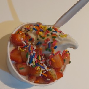 Yogurt Chico con Toppings y Frutas 6 Oz