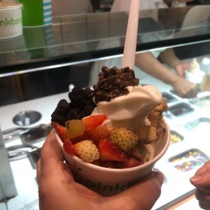 yougurt con topping de cheesecake, fresas, brownies, crunch