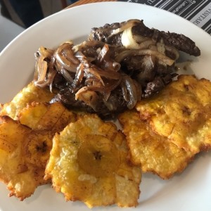 Bistec encebollado con patacones