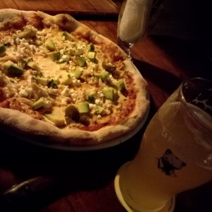 cerveza blanche y pizza con aguacate