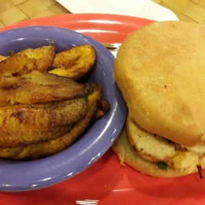 hamburguesa de pollo chicken classic con platano maduro