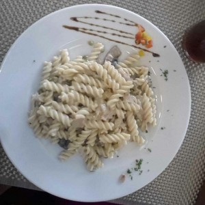 fusilli con jamon hongos y putipoa en salsa blanca