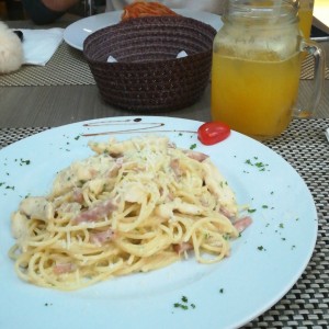 spaghetti a la carbonara con extra pollo