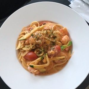 Fettuccine con Camarones y Zuchini en Crema Rosada