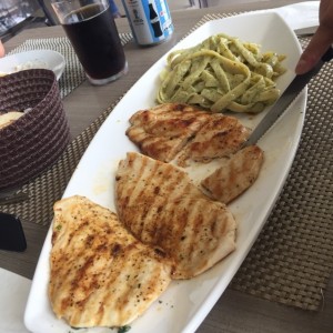 pollo al limon y tallarines al pesto