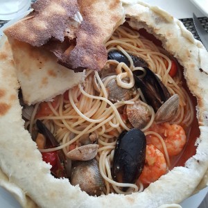 spaghetti frutti di mare in costra di pane