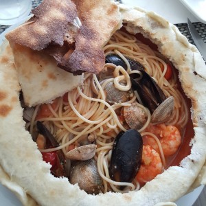 spaghetti frutti di mare in costra di pane