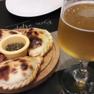 empanadas argentinas y cerveza rubia maestra de la casa