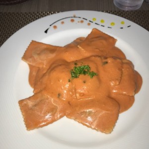 Raviolis de queso ricotta y hongos porcini en salsa rosada