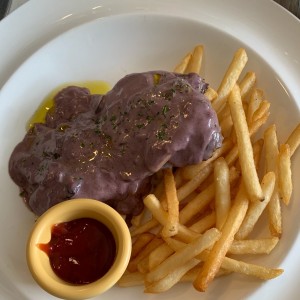 filete al vino con hongos portobelo y papas fritas