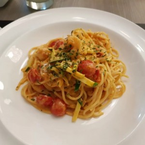 Fettuccine con Camarones y Zuchini en Crema Rosada