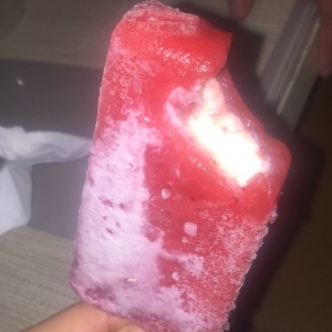 Paleta de Fresa rellena con leche condensada