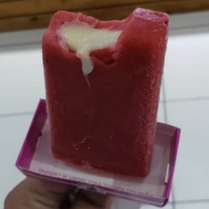 paleta de fresa con leche